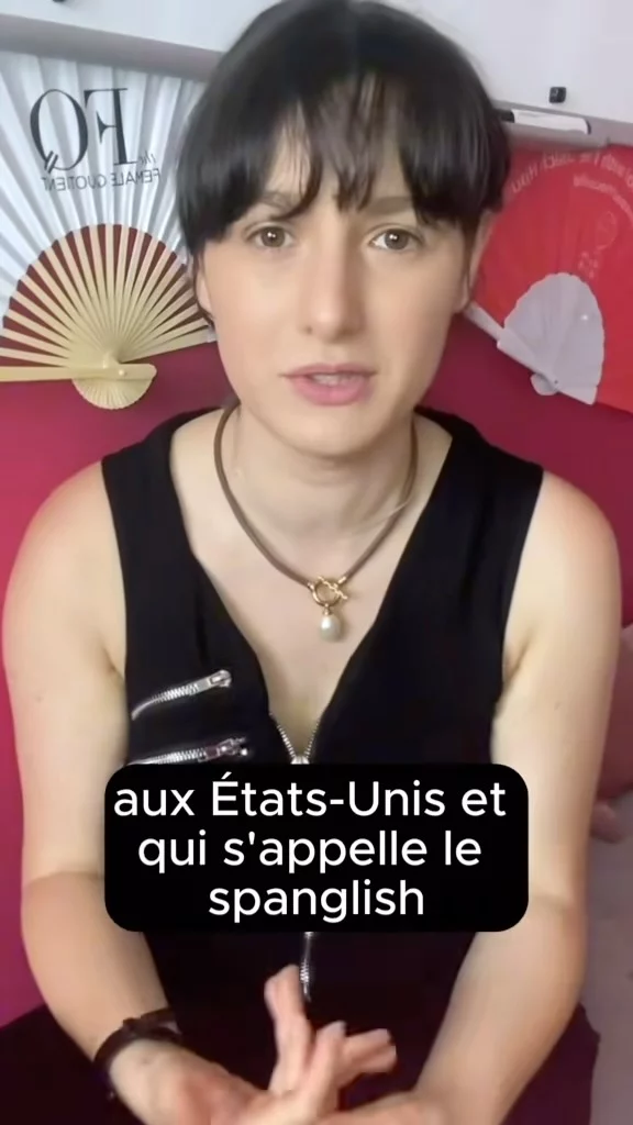 🇺🇸🇪🇸 Tu as déjà entendu quelqu’un dire « Let’s platicar más tarde » ?
C’est du Spanglish, ce mélange naturel entre l’espagnol et l’anglais parlé par des millions de personnes, notamment aux États-Unis et dans les contenus latinos.

Dans cette vidéo, on t’explique pourquoi ce phénomène linguistique est bien plus qu’un simple mix de langues.
Identité, culture, représentation : le Spanglish, c’est une manière de dire « je suis entre deux mondes, et c’est très bien comme ça ».

🧠 Tu connaissais déjà ? Tu trouves ça cool ou tu penses que ça appauvrit la langue ?
Dis-nous en commentaire 👇

#Spanglish #CulturaLatina #LatinxVoices #IdentidadCultural #Langues #LatinoContent #BilingualLife #CodeSwitching #TendenciaLatina #MundoLatino #LangueEtCulture #SpanishEnglish #DiasporaLatina #HispanicCulture #LatinoCreators #LaMonteeIberique