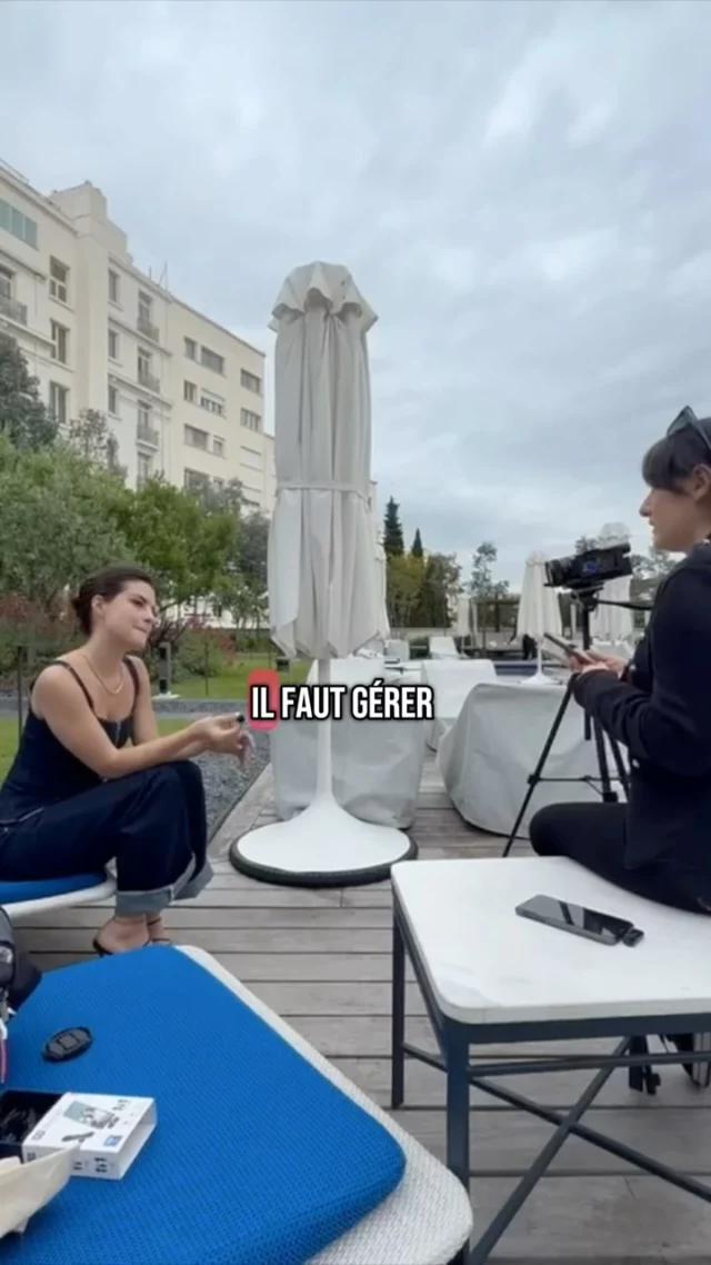 🎙️ Spoiler : une interview à Cannes, ça ne se passe jamais comme prévu.
Tu penses que tout est glamour et bien calé ? Pas vraiment.
👉 Parfois, l’artiste a une heure de retard. 👉 Parfois, on n’a pas de lieu. 👉 Souvent, il faut improviser. Trouver une lumière potable. Un coin calme. Un moment de vérité.
Mais c’est là que tout se joue. 🎥 C’est dans ces instants volés, loin des tapis rouges, que naissent les plus belles interviews.
💬 Une actrice qui se livre. Un comédien qui parle de ses doutes. Un réalisateur qui oublie la promo formatée.
C’est ça que je cherche avec mon média : créer un espace où les artistes hispanophones peuvent parler vrai. Sans langue de bois. Sans filtre.
🎬 Tu veux savoir quelle interview m’a le plus marquée cette année à Cannes ? Dis-le-moi en commentaire, je te raconte ça dans une autre vidéo. 👇
——
🎙️ Spoiler: una entrevista en Cannes nunca sale como uno la planea.
¿Crees que todo es glamur y perfectamente organizado? No exactamente.
👉 A veces, el artista llega con una hora de retraso. 👉 A veces, no hay lugar definido. 👉 Muy a menudo, hay que improvisar: encontrar buena luz, un rincón tranquilo, un momento de verdad.
Pero es justo ahí donde ocurre la magia. 🎥 En esos instantes robados, lejos de la alfombra roja, nacen las entrevistas más auténticas.
💬 Una actriz que se abre. Un actor que habla de sus dudas. Un director que deja de lado el discurso promocional.
Eso es lo que busco con mi medio: crear un espacio donde los artistas hispanohablantes puedan hablar con sinceridad. Sin filtros. Sin máscaras.
🎬 ¿Quieres saber cuál fue la entrevista que más me marcó este año en Cannes? Dímelo en los comentarios y te lo cuento en otro video. 👇

#cannes #cannes2025 #festivaldecannes #cinema #cinemaespagnol #cine #netflix