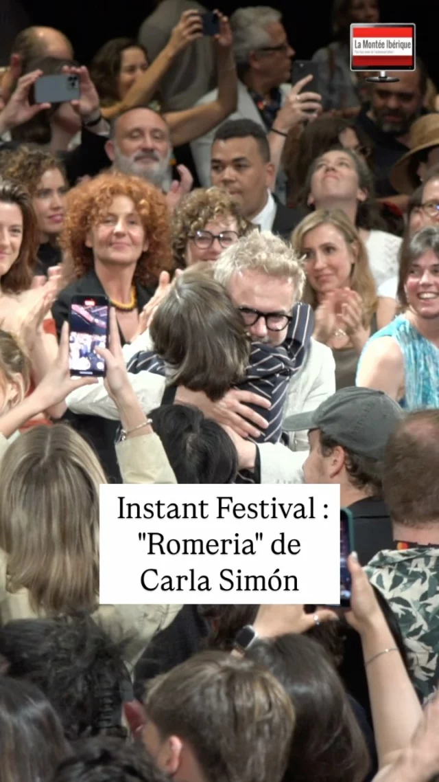 Fin de projection pour Romeria, le nouveau film de Carla Simón, et une salle émue, suspendue aux applaudissements.

Ce film délicat et puissant parle de famille, de ce qui se dit... et surtout de ce qui ne se dit pas.

Une quête personnelle et universelle sur les origines, les silences et l’émancipation.

🎥 Carla Simón, après « Alcarràs », continue de creuser avec sensibilité l’intime et le collectif.

#Romeria #CarlaSimon #InstantFestival #Cannes2025 #CinémaEspagnol #SélectionOfficielle #FilmDeFamille #SecretsDeFamille #espagne #galice
