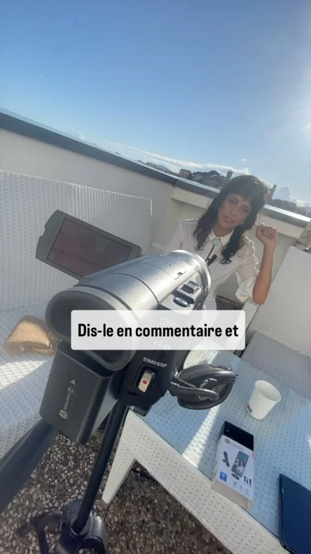 🎬 Séries latines. Tapis rouge. Carla Simón. Quel est le rapport ?

👉 On t’emmène dans les coulisses d’un Festival de Cannes que tu n’as pas vu passer sur les réseaux.

Oui, il y a les paillettes.
Mais il y a aussi la réalité du terrain, les heures d’attente, les règles strictes, et les vraies raisons qui nous poussent à y être : les films, les artistes, les histoires.

Cette année, on a suivi Romería, le nouveau film de Carla Simón, présenté en séance spéciale.
Et on vous montre ce que ça veut dire, concrètement, d’assister à une montée des marches pour un film espagnol à Cannes.

🌞 Des robes longues à 15h en plein soleil.
⏳ Une file d’attente millimétrée.
📸 Des photos qui se jouent en une fraction de seconde.
🎥 Et surtout : des rencontres précieuses, comme celle avec Carla Simón, deux jours plus tard.

➡️ Le tapis rouge, c’est le décor.
Mais le vrai Cannes, c’est ce qui se passe autour.

Tu veux voir les coulisses de notre interview avec l’actrice ?
💬 Dis-le-nous en commentaire ou mets un ❤️ !

#Cannes2025 #CarlaSimon #Romería #FestivalDeCannes #CannesOff #CannesLatino #SériesLatines #CinémaEspagnol #Coulisses #TapisRouge #BehindTheScenes #JournalismeCulturel #MontéeDesMarches #cannes